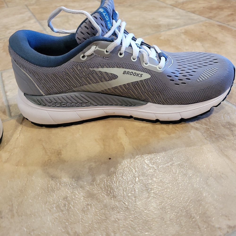 Brooks Women's Gray and White Athletic Running Shoes in 8W - Picture 4 of 11